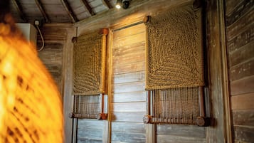 Caixa forta a l'habitació i escriptori