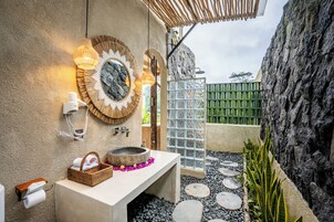 Separate tub and shower, rainfall showerhead, free toiletries