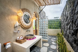 Badkar och dusch, regndusch, gratis toalettartiklar och hårtork