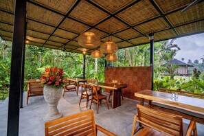 Outdoor dining - Moonlit Jungle (Tampaksiring)