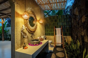 Separate bathtub and shower, rainfall showerhead, free toiletries - Moonlit Jungle (Tampaksiring)