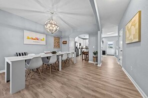 Dining - Cozy retreat w/ fire pit & BBQ grill (Norfolk)