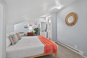 1 bedroom, iron/ironing board, WiFi, bed sheets - The Sunshine Nest - Cozy, Convenient, Complete (Norfolk)