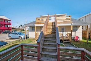 Property grounds - The Sunshine Nest - Cozy, Convenient, Complete (Norfolk)
