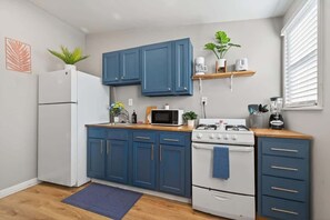 Coffee/tea maker, fridge, microwave, oven - The Sunshine Nest - Cozy, Convenient, Complete (Norfolk)