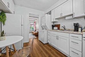 Coffee/tea maker, fridge, microwave, oven - Cozy beach home w/BBQ & kid‑friendly (Norfolk)