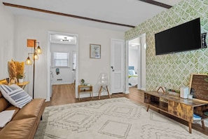 2 bedrooms, iron/ironing board, travel cot, WiFi - Cozy beach home w/BBQ & kid‑friendly (Norfolk)