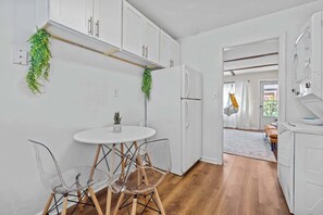 Interior - Cozy beach home w/BBQ & kid‑friendly (Norfolk)