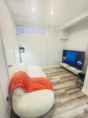 Interior - Comfortable and Cozy room 5 mins from Scarborough Town Centre (Toronto)