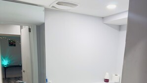 Ein modernes Badezimmer mit Waschbecken, Spiegel und Toilette.