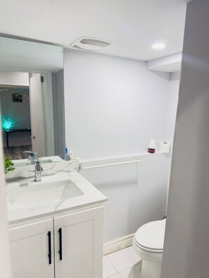 Douche, serviettes fournies, savon, papier de toilette