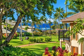 A resort with a lawn, palm trees, and a view of the ocean. - Kahala 723 “Apana O Lani” – 2 Lanais, King Bed, Island Serenity (Koloa)