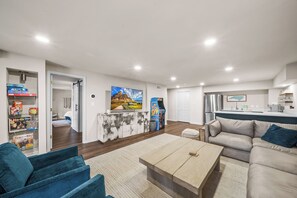 TV, fireplace - 5BR Blowing Rock: Hot Tub, Game Room, 2 Kitchens; Sunset Views, Pet-Friendly (Blowing Rock)