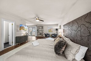 Free WiFi, bed sheets - 5BR Blowing Rock: Hot Tub, Game Room, 2 Kitchens; Sunset Views, Pet-Friendly (Blowing Rock)