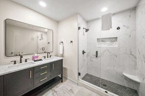 Shower, towels - 5BR Blowing Rock: Hot Tub, Game Room, 2 Kitchens; Sunset Views, Pet-Friendly (Blowing Rock)