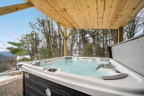 Outdoor spa tub - 5BR Blowing Rock: Hot Tub, Game Room, 2 Kitchens; Sunset Views, Pet-Friendly (Blowing Rock)