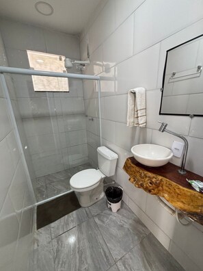 Shower, towels, toilet paper - Beach house in Buzios for up to 8 people. (Armação dos Búzios)