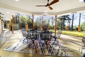 Outdoor dining - Pool Fun Relaxing - Big House in the Woods for 12 (Longview)