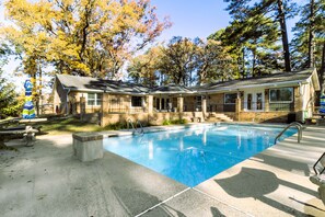 Outdoor pool - Pool Fun Relaxing - Big House in the Woods for 12 (Longview)