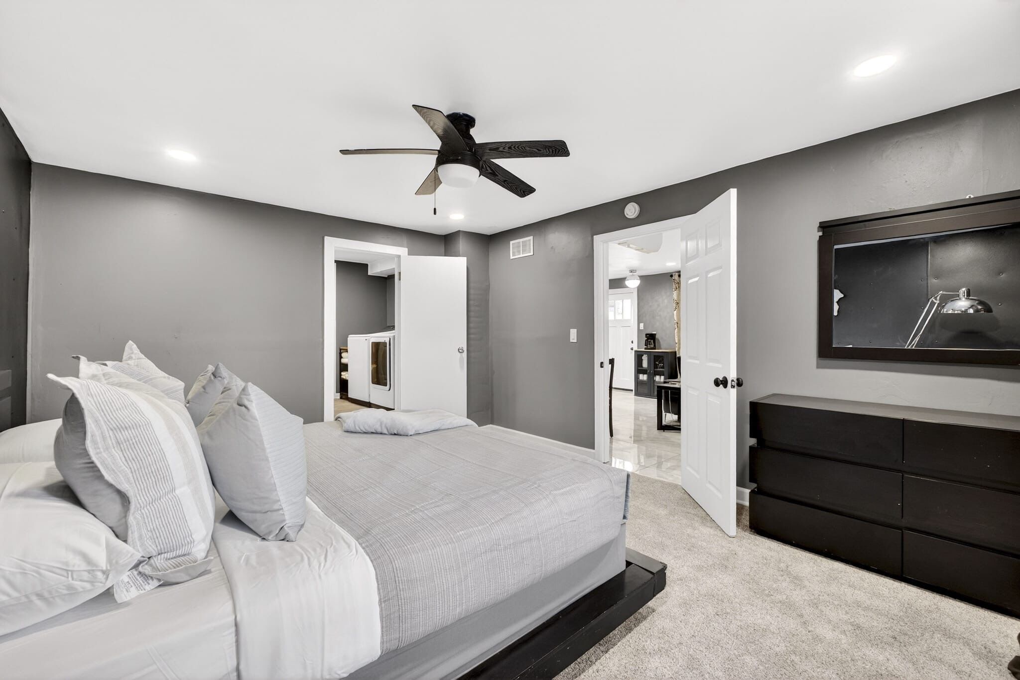 Tabla de planchar con plancha, wifi y ropa de cama 