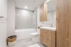 Secadora de cabello, toallas, jabón, papel de baño
