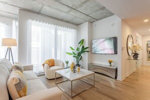 Living area - Luxe 2BR in Old Montreal + Free Parking (Montréal)