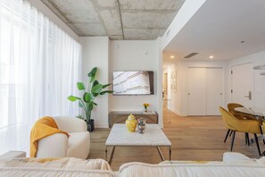 Living area - Luxe 2BR in Old Montreal + Free Parking (Montréal)
