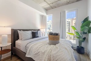 2 habitaciones, tabla de planchar con plancha, internet y ropa de cama