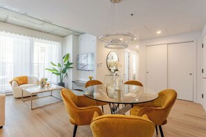 Dining - Luxe 2BR in Old Montreal + Free Parking (Montréal)