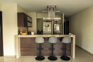 Microwave, oven - Nice 3 bedroom apartment with terrace & swimming pool (CANCUN)