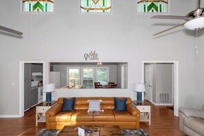 Smart TV, fireplace - Lakeside Escape on Lake Oconee | Private Dock | Kayaks | Renovated Home (Eatonton)