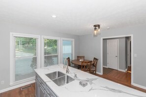 Dining - Lakeside Escape on Lake Oconee | Private Dock | Kayaks | Renovated Home (Eatonton)