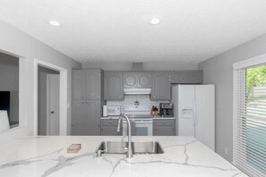 Fridge, microwave, oven, dishwasher - Lakeside Escape on Lake Oconee | Private Dock | Kayaks | Renovated Home (Eatonton)