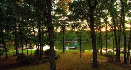 Lakeside Escape on Lake Oconee | Private Dock | Kayaks | Renovated Home