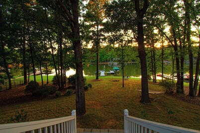 Lakeside Escape on Lake Oconee | Private Dock | Kayaks | Renovated Home