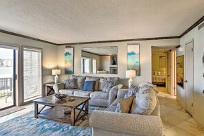 TV - 2BR Lakefront Resort Condo w/ Pool, Pickleball (Hot Springs)
