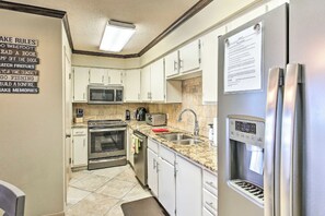Coffee/tea maker, fridge, microwave, stovetop - 2BR Lakefront Resort Condo w/ Pool, Pickleball (Hot Springs)
