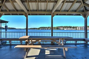 Outdoor dining - 2BR Lakefront Resort Condo w/ Pool, Pickleball (Hot Springs)