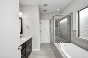Hair dryer, towels, soap, toilet paper - Leeland's Luxury House 5 Mins from DTWN HTX (Houston)