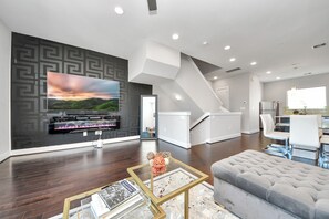 Smart TV - Leeland's Luxury House 5 Mins from DTWN HTX (Houston)