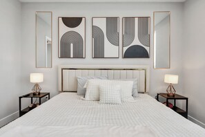3 bedrooms, iron/ironing board, WiFi, bed sheets - Leeland's Luxury House 5 Mins from DTWN HTX (Houston)