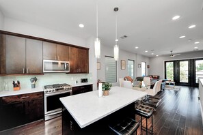Private kitchen - Leeland's Luxury House 5 Mins from DTWN HTX (Houston)