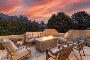 Terrace/patio - Experience luxury at Sedona Willow Villa—spacious 3BR home with stunning Red Rock views! (Sedona)
