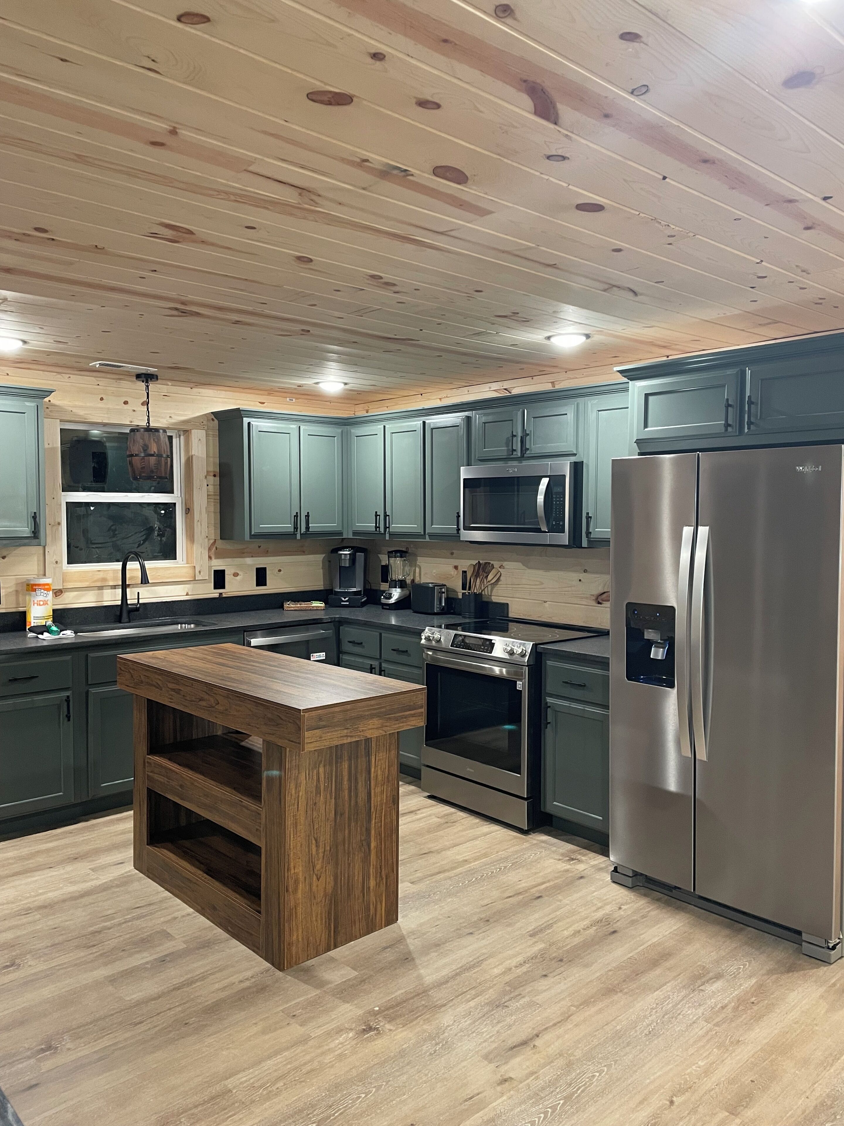 Mikrobølgeovn, ovn, kokeplater og oppvaskmaskin