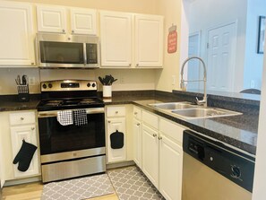 Private kitchen - Spacious Downtown Apartment w/patio. (Norfolk)