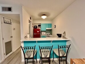 Een koelkast, een magnetron, een oven, een kookplaat