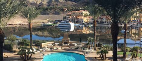 Utendørsbasseng og et oppvarmet basseng