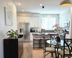 Micro-ondes, four, plaque de cuisson, lave-vaisselle