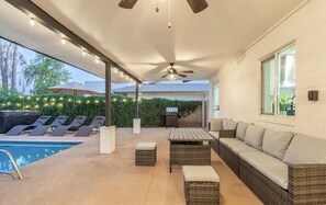 Terrace/patio - Beautiful 4BD house w Heated Pool & Hot Tub near Downtown Scottsdale (Scottsdale)