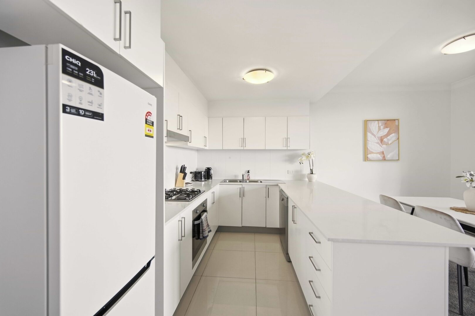 Kjøleskap, ovn, kokeplater og oppvaskmaskin